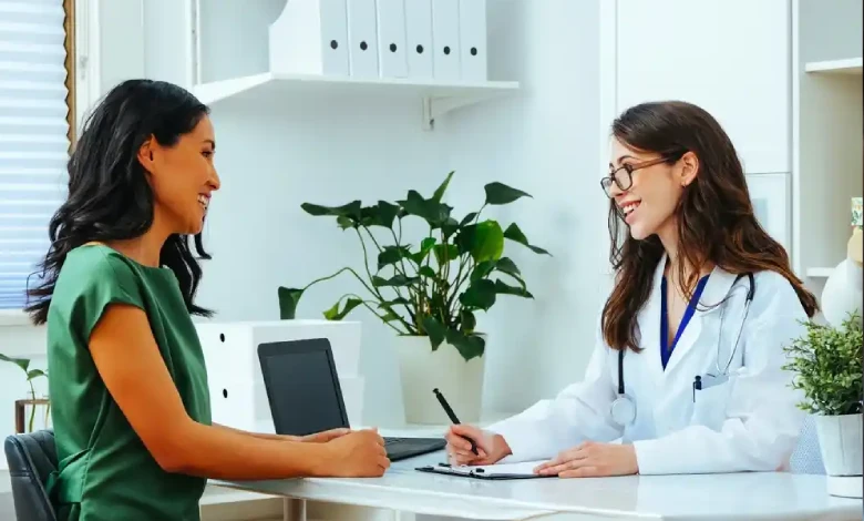 ویزیت با دفترچه تأمین اجتماعی چقدر ارزانتر تمام میشود؟